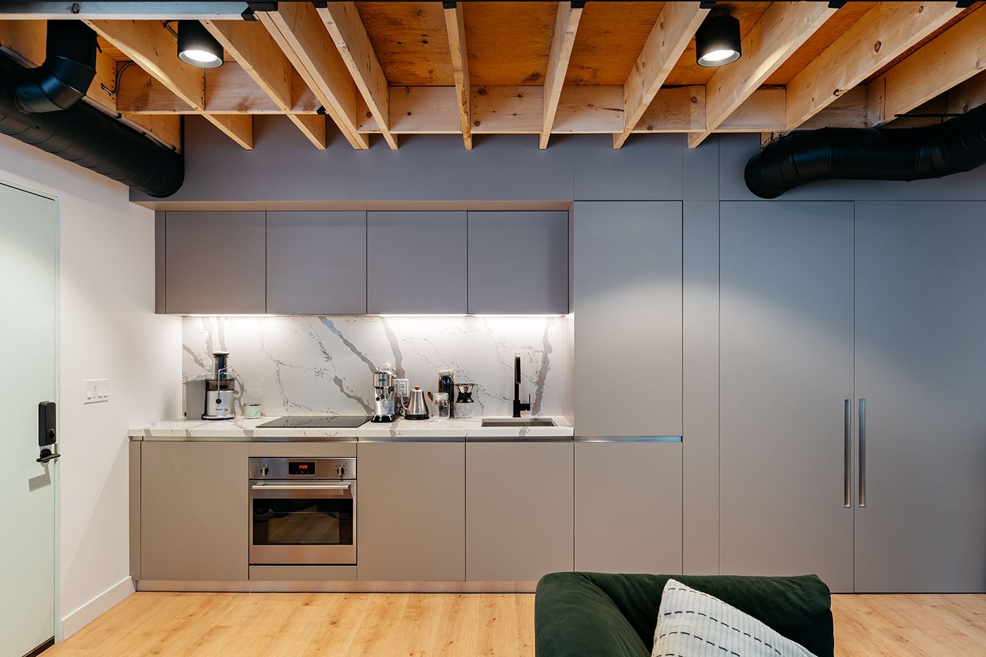 Continuous cabinetry by Scavolini 